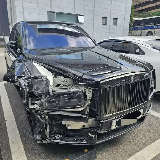 충돌 후 찌그러진 롤스로이스. [YouTube '카라큘라 탐정사무소']